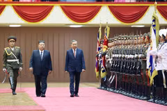 General Secretary of the Communist Party of Vietnam Central Committee To Lam (right) and General Secretary of the Workers’ Party of Korea and President of the State Affairs of the Democratic People's Republic of Korea Kim Jong Un review the guard of honour at the welcome ceremony in Pyongyang on October 9 morning. (Photo: VNA)