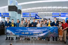 Passengers boarding the Vietravel Airlines flight connecting Hanoi and Huangshan (Photo: VNA)