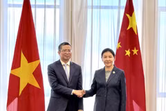 Vietnamese Ambassador to China Pham Thanh Binh (left) pays a courtesy call to Chinese Minister of Justice He Rong on March 19. (Source: VNA)