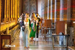 Foreign tourists visit Wat Pho Pagoda in Bangkok, Thailand. (Photo: Xinhua/VNA)
