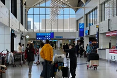 Passengers at Dubai International Airport, the UAE, on March 7, 2026 (Photo: Xinhua/VNA)