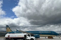 Petrolimex Aviation refuels a Vietnam Airlines aircraft at Dien Bien Airport. (Photo: petrolimex.com.vn)
