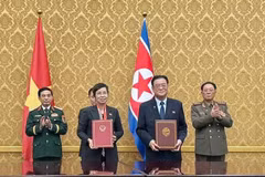 VNA General Director Vu Viet Trang (L) and KCNA President Kim Pyong Ho at the signing ceremony in Pyongyang on October 10 (Photo: VNA)