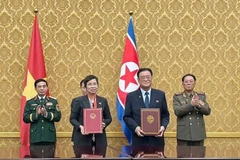 VNA General Director Vu Viet Trang (L) and KCNA President Kim Pyong Ho at the signing ceremony in Pyongyang on October 10 (Photo: VNA)