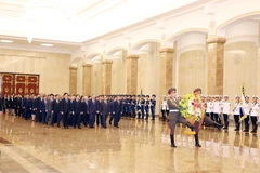 Party General Secretary To Lam and the Vietnamese delegation pay tribute to President Kim Il Sung and General Secretary of the Worker’s Party of Korea Kim Jong Il at the Kumsusan Palace of the Sun in Pyongyang on October 10. (Photo: VNA)