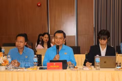 Pham Trong Nhan, Vice President of the Ho Chi Minh City Labour Federation, speaks at a working session with the National Trades Union Congress (NTUC) of Singapore on May 13. (Photo: VNA) 