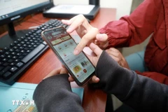 Citizens handles administrative procedures via the VNeID app. (Source: VNA)