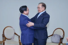 Prime Minister Pham Minh Chinh (left) meets with his Malaysian counterpart Anwar Ibrahim in Rio de Janeiro on July 6. (Photo: VNA)