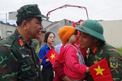 Soldiers bid farewell to residents in Suoi Dau commune, Khanh Hoa province, after fulfilling their tasks in the Quang Trung Campaign. (Photo: VNA)
