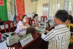 A man receives preferential loan from the Vietnam Bank for Social Policies. (Illustrative photo: VNA)