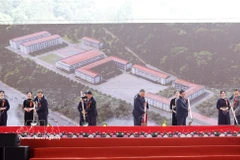 Party General Secretary To Lam (front, third from right), Prime Minister Pham Minh Chinh (front, second from right) and officials mark the start of work on inter-level boarding schools in land border communes on March 19 morning. (Photo: VNA)