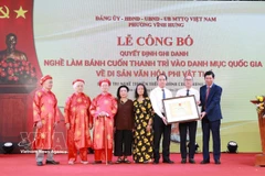 The People’s Committee of Vinh Hung ward holds a ceremony to announce the inscription of "banh cuon Thanh Tri" into the national heritage list on March 18, (Photo: VNA)