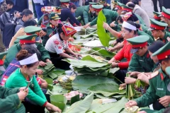 A "banh chung" making event in the Vietnam Ethnic Culture and Tourism Village (Photo: Vietnam Ethnic Culture and Tourism Village)