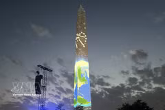 The "Freedom 250" symbol, along with an image of the Earth, is projected onto the Washington Monument as part of a series of events leading up to the 250th anniversary of the Independence Day of the US. (Photo: VNA)
