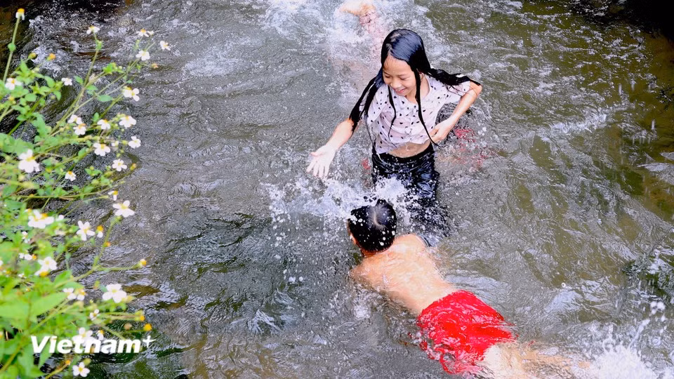According to locals, the water here is “warm in winter and cool in summer” and has never ceased flowing, making it a treasured heritage preserved by the community. (Photo: VietnamPlus)