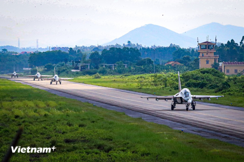 The aerial performance, which attracted enthusiastic public attention during the April 30 celebration, will once again feature formations of Su-30MK2, Yak-130, and L-39NG fighters above Ba Dinh Square on the National Day. (Photo: VietnamPlus)