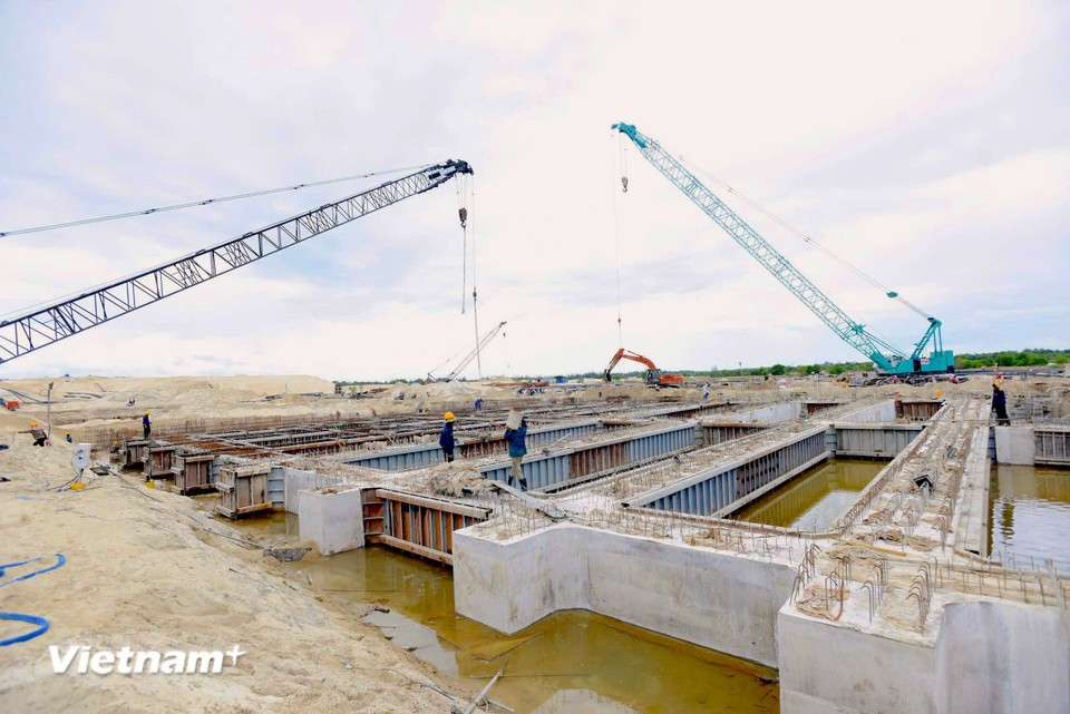 Wharf beam construction has finished for wharf 1 and three segments of wharf 2, with work continuing on segment 8. The overall progress for this item has reached 91%. (Photo: VietnamPlus)