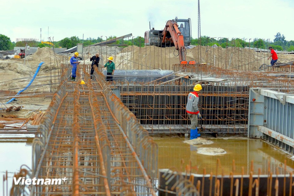 Between 200 and 300 workers are regularly deployed at the XL02 bidding package site, with a high density of machinery operating continuously. (Photo: VietnamPlus)