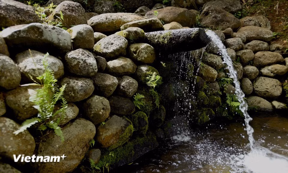 According to archaeologists, the Gio An ancient wells date back about 1,800 years. The Cham people skillfully arranged stones to form conduits, settling tanks, and partitions that stored and produced fresh and cool water all year round. (Photo: VietnamPlus)