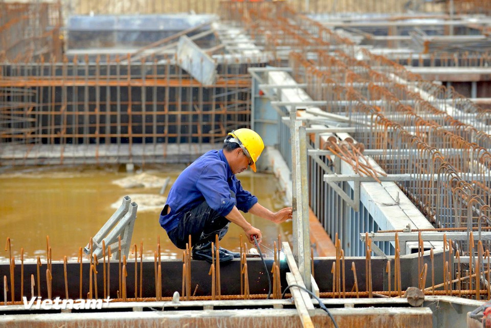 Due to the project's large scale and unpredictable weather conditions, construction teams are on standby around the clock to maintain progress. (Photo: VietnamPlus)