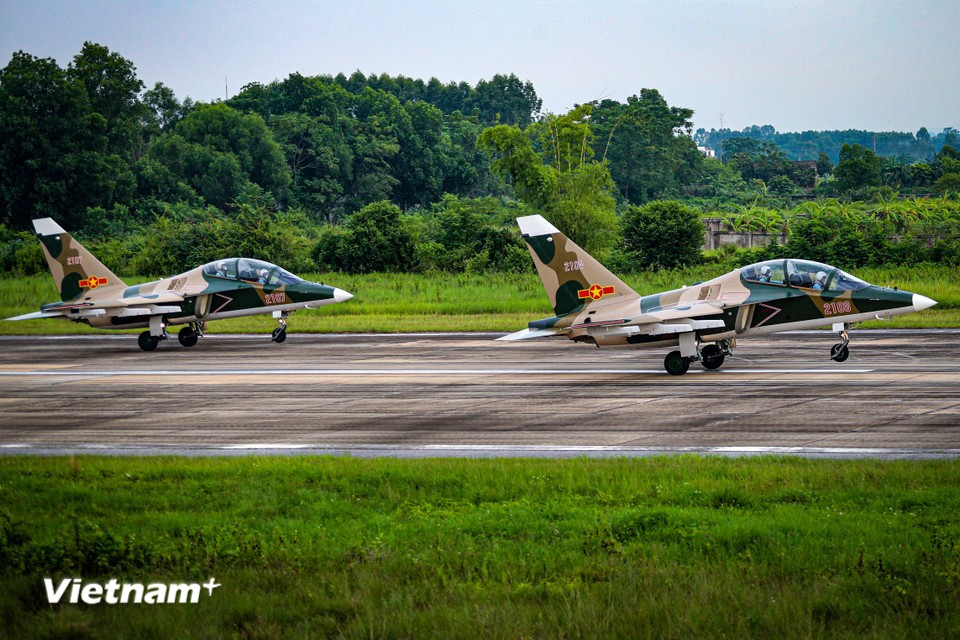 Yak-130 aircraft from Air Force Regiment 940 of the Air Force Officer School under the Air Defence – Air Force Service (Photo: VietnamPlus)