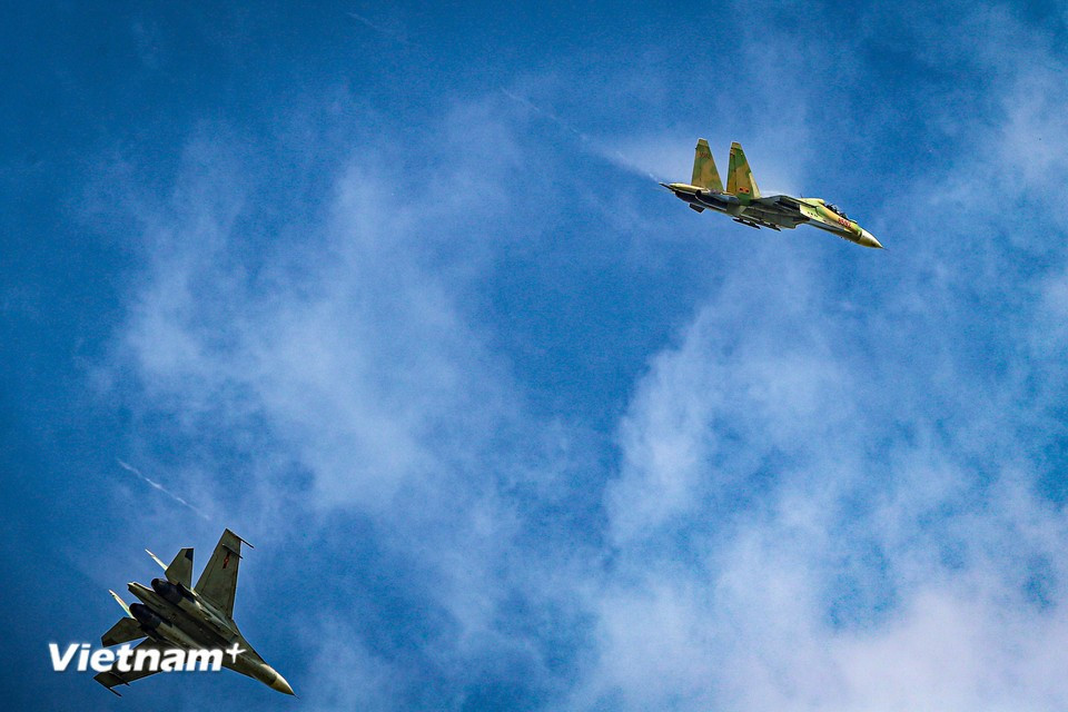 Aerial performance by multi-role Su-30MK2 fighters. (Photo: VietnamPlus)