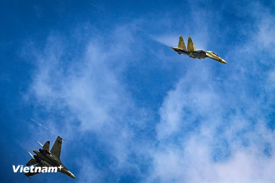 Aerial performance by multi-role Su-30MK2 fighters. (Photo: VietnamPlus)