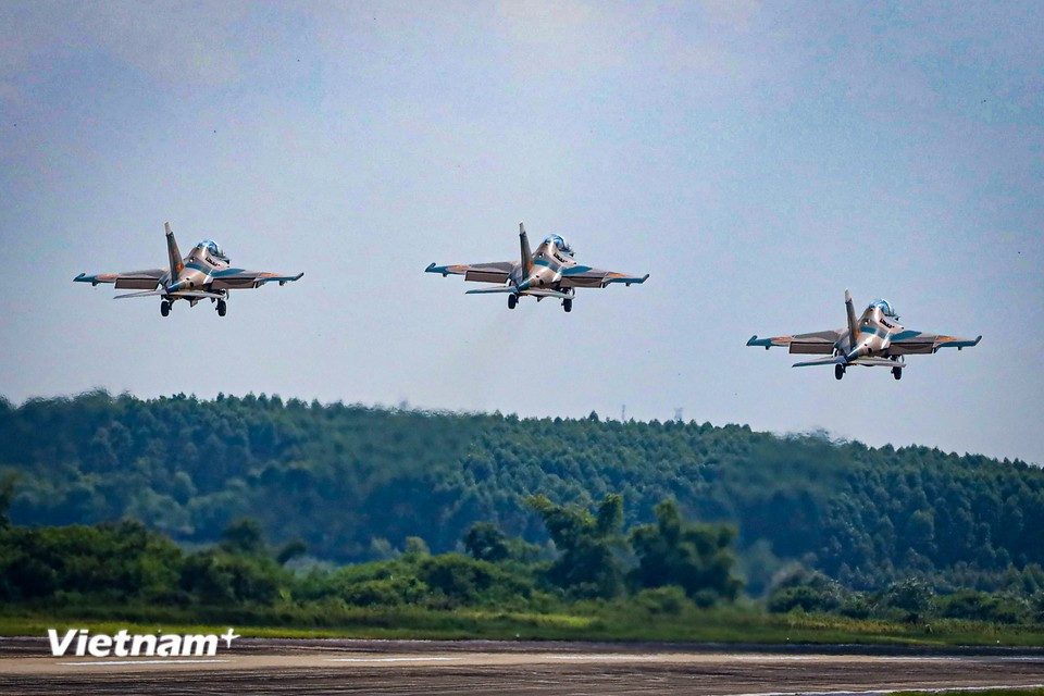 Pilots are in intensive training to coordinate with other forces of the Air Defence – Air Force Service to deliver a spectacular performance over Ba Dinh Square during the upcoming grand celebration. (Photo: VietnamPlus)