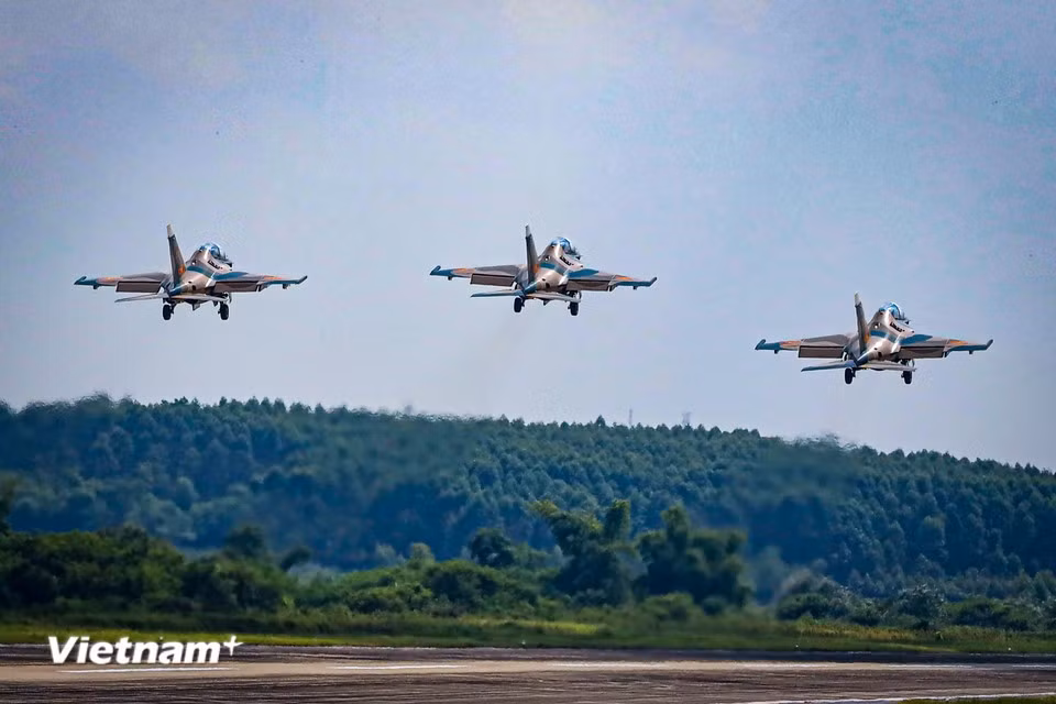 Pilots are in intensive training to coordinate with other forces of the Air Defence – Air Force Service to deliver a spectacular performance over Ba Dinh Square during the upcoming grand celebration. (Photo: VietnamPlus)