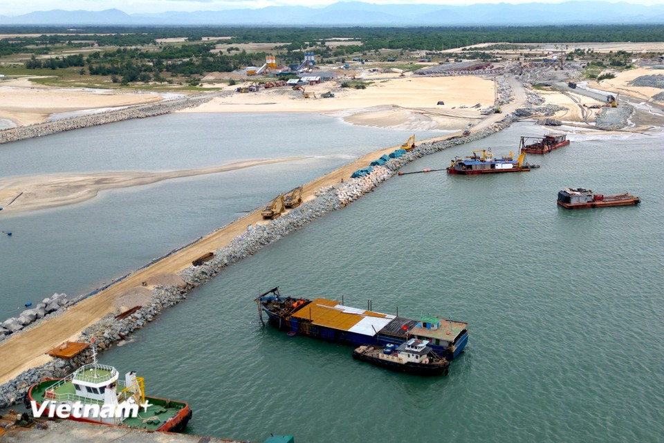 The My Thuy Seaport is designed with a channel depth of up to 17m, enabling it to accommodate vessels from 100,000 to 200,000 DWT. The project directly connects to the East-West Economic Corridor via National Highways 15D and 9, the Lao Bao International Border Gate, Savannakhet (Laos), and Mukdahan (Thailand). (Photo: VietnamPlus)