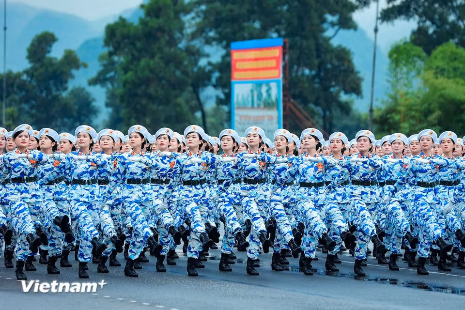 The formation of female military medical personnel in rehearsal. (Photo: VietnamPlus)