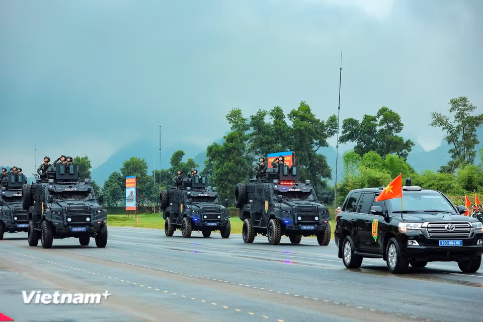 Despite the rainy weather, the forces carry out their tasks with high spirits, solemn bearing, resolute posture, and strong, precise and unified movements. (Photo: VietnamPlus)