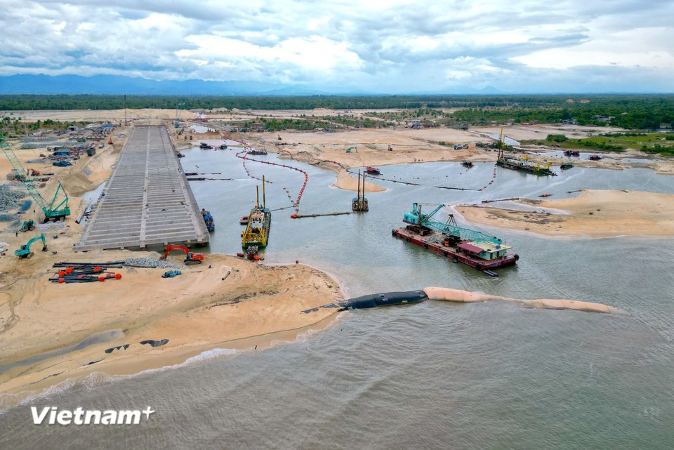 Large-scale equipment has been mobilised for both land and underwater dredging in parallel with the construction of wharf 1, bidding package XL05 with the target of completing the first phase by December 31. (Photo: VietnamPlus)