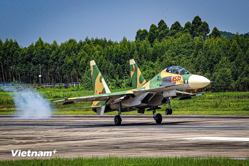 Eight Su-30MK2 fighters will take off in sequence, with three two-ship elements and two single-ship elements advancing towards Ba Dinh Square. (Photo: VietnamPlus)