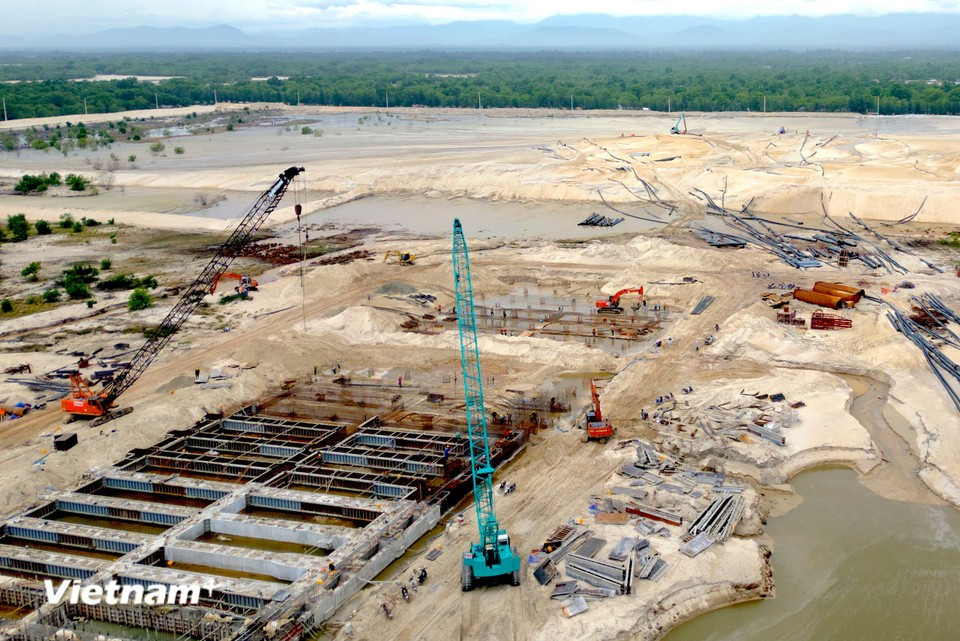Completed work includes 833 bored piles, core drilling for 34 piles, PDA testing on 23 piles, and ultrasonic grouting and head-cutting for all 833 piles (100%). (Photo: VietnamPlus)
