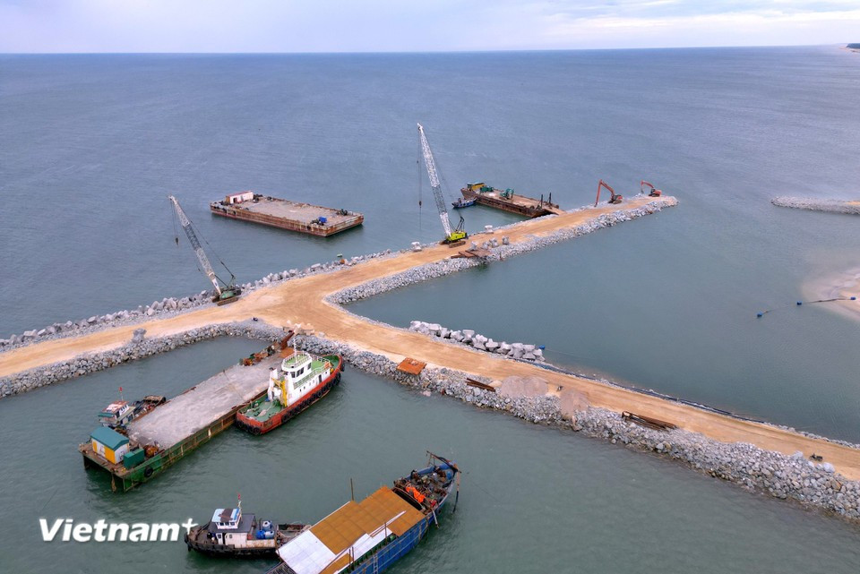 As of July 18, bidding package XL01 had been completed. Bidding package XL03.1, involving the construction of an eastern breakwater and sand barrier, is being expedited. (Photo: VietnamPlus)