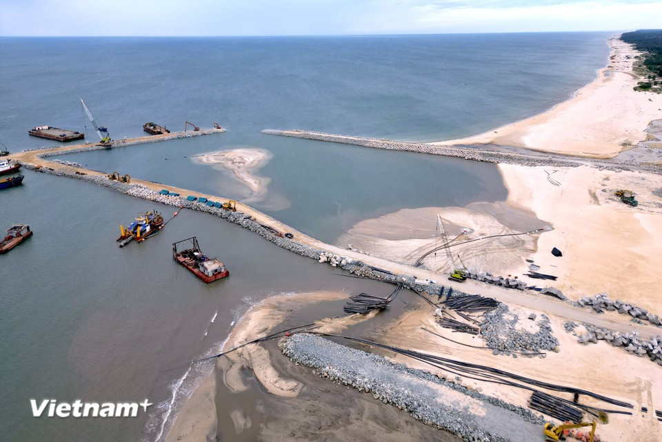 Construction of the first phase of the project began in March 2024 and the first wharf is expected to be completed by the end of this year. (Photo: VietnamPlus)