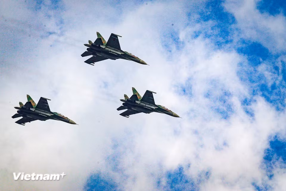 Aerial performance by multi-role Su-30MK2 fighters. (Photo: VietnamPlus)