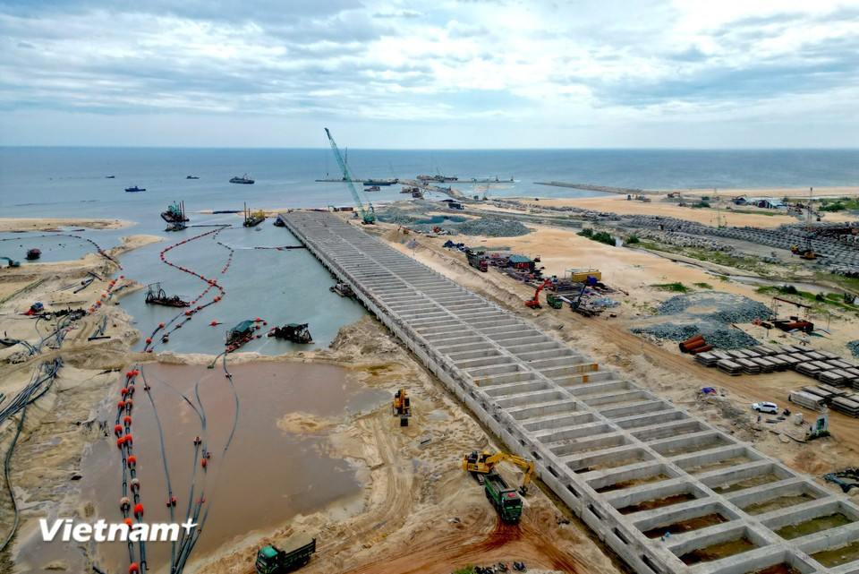 Bidding package XL02, involving the construction of wharves and revetments behind wharves 1 and 2, is considered critical, with resources fully mobilised. As of July 18, 50.6% of the work had been completed. (Photo: VietnamPlus)