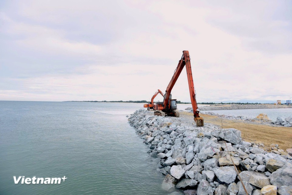 Dredging of nearly 50,000 cu.m for the foundation pit of the breakwater has been completed, along with the placement of over 164,000 tonnes of rock, which equals to 87.2% of the total workload. (Photo: VietnamPlus)