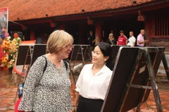  Nicholl, a visitor from London at the exhibition (Photo: kinhtedothi.vn)