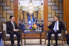 Vietnamese Prime Minister Le Minh Hung (right) meets with ASEAN Secretary-General Kao Kim Hourn in Cebu, the Philippines, on May 8. (Photo: VNA)