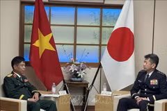 Sen. Lt. Gen. Nguyen Van Nghia, Deputy Chief of the General Staff of the Vietnam People’s Army (L) and General Morishita Yasunori, Chief of Staff of the Ground Self-Defence Force of Japan. (Photo: VNA)