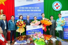 Representatives of ChungAng University Hospital (RoK) and Doosan Vina present medical supplies to General Hospital of Quang Ngai province (Photo: VNA)