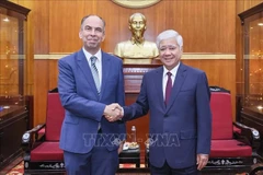 President of the Vietnam Fatherland Front (VFF) Central Committee Do Van Chien (R) and Cuban Ambassador Rogelio Polanco Fuentes (Photo: VNA)