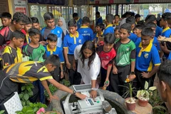 Dr Archina with students of SMK Methodist ACS Klang. (Photo: malaymail.com)