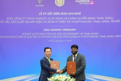 Pham Sanh Chau (left), Vingroup Asia CEO and VinFast Asia CEO, and Prabakaran Andi Saravanan, Associate Vice President at Guidance Tamil Nadu, at the MoU signing ceremony. (Photo: vingroup.net) 