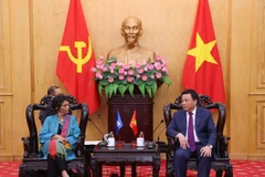 Politburo member Nguyen Xuan Thang, President of the Ho Chi Minh National Academy of Politics and Chairman of the Central Theoretical Council, receives Kanni Wignaraja, UN Assistant Secretary-General, UNDP Assistant Administrator, and Director of the UNDP Regional Bureau for Asia and the Pacific. (Photo: VNA)
