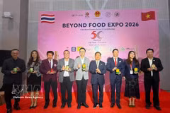Vietnamese Consul General in Khon Kaen Dinh Hoang Linh (fourth from right) poses for a photo with business representatives and visitors at Beyond Food Expo 2026.(Photo: VNA) 