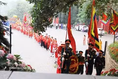 Delegates from Hy Cuong commune perform rituals at Thuong Temple. (Photo: VNA)